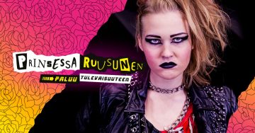 Dramaattisesti meikattu ja punk-tyylinen nainen, jolla on piikkikaulakoru ja nahkatakki, seisoo vaaleanpunaisen ruusukuvioisen taustan edessä. Lihavoidussa tekstissä lukee