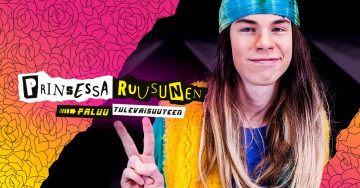 Pitkätukkainen henkilö, jolla on sininen ja vihreä otsanauha ja keltainen pörröinen takki, hymyilee ja tekee rauhanmerkin. Taustalla on värikäs tyylitelty suomenkielinen teksti, jossa lukee Prinsessa Ruusunen ja muita lauseita.