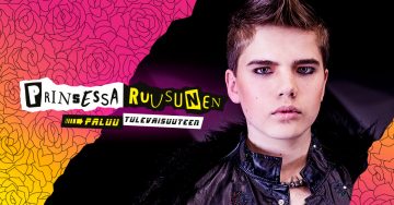 Nuori henkilö, jolla on lyhyet hiukset, dramaattinen silmämeikki ja musta höyhentakki, seisoo vaaleanpunaisen ja oranssin ruusukuvioisen taustan edessä. Lihavoidussa, leikattuun tyyliin tehdyssä tekstissä lukee Prinsessa Ruusunen ja Paluu Tulevaisuuteen.