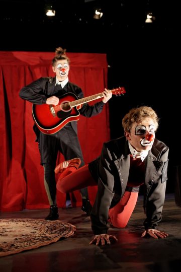 Lavalla esiintyy kaksi klovnia, joilla on valkoiset kasvomaalit ja punaiset nenät; toinen soittaa seisoen punaista kitaraa, toinen on nelinkontin edessä, molemmilla on mustat ja punaiset puvut, ja taustalla on punainen verho.