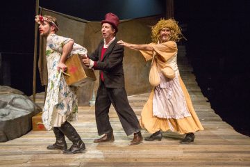 Lavalla esiintyy kolme värikkäisiin pukuihin pukeutunutta näyttelijää; yhdellä on kukkamekko ja saappaat, ja hän kantaa laatikkoa, toinen seuraa punaisessa hatussa ja takissa, ja kolmas käyttää olkipipoa ja pitkää mekkoa, ja hän pitelee toisen näyttelijän olkapäitä.