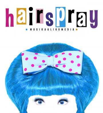 Henkilö, jolla on kirkkaan siniset hiukset ja suuri sininen rusetti, jossa on vaaleanpunaisia pilkkuja, näkyy värikkään sanan Hairspray ja tekstin MUSIKAALIKOMEDIA alla valkoisella pohjalla.