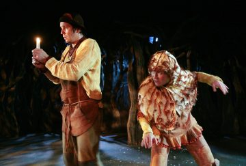 Lavalla esiintyy kaksi näyttelijää, joista toinen, maalaispukuinen, pitää sytytettyä kynttilää ja näyttää huolestuneelta, ja toinen, ruskeaan pukuun pukeutunut, kyyristelee hänen takanaan ovelassa asennossa. Tausta viittaa pimeään metsään.