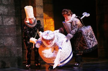 Lavalla esiintyy kolme näyttelijää taidokkaissa puvuissa; yhdellä on korkea kokinhattu, toinen on pukeutunut kekseliääksi hahmoksi, ja kolmas esiintyy teekannuna, joka kumartuu eteenpäin kädet ojennettuina kuin nokka.