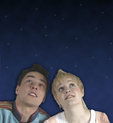 Mies ja nainen katsovat ylös tummansiniselle yötaivaalle, joka on täynnä pieniä tähtiä, ja molemmat vaikuttavat mietteliäiltä ja toiveikkailta.