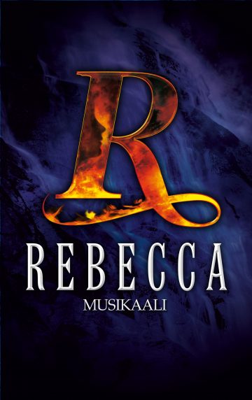 Suuri oranssi R-kirjain valkoisin isoin kirjaimin kirjoitetun sanan REBECCA yläpuolella, jonka alapuolella lukee MUSIKAALI, tummalla, savunsinisellä taustalla.