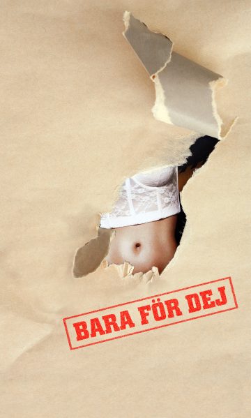 Rikkinäinen ruskea paperinpala paljastaa osittaisen näkymän valkoisiin alusvaatteisiin pukeutuneen naisen keskivartalosta. Paperin punaisella tekstillä lukee BARA FÖR DEJ (ruotsiksi Vain sinulle).