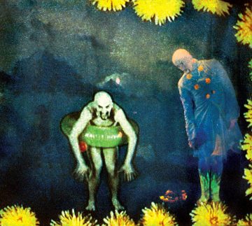 Kaksi kaljua, vaaleaa hahmoa seisoo tummalla, kuvioidulla taustalla, jota reunustavat keltaiset kukat. Toinen kyyristelee vihreällä renkaalla, kun taas toinen, oransseilla kukilla koristeltu, nojaa sivulle, osittain läpinäkyvästi.