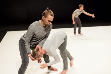 Mies pitelee naisen päätä.