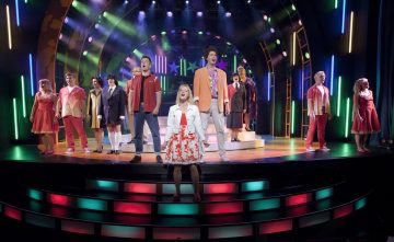 Ryhmä ihmisiä lavalla.