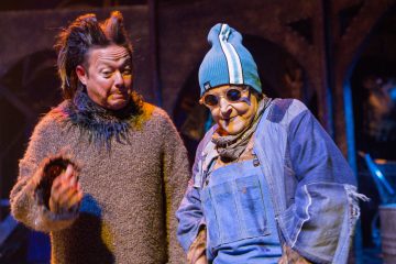 Lavalla esiintyy kaksi värikkäisiin pukuihin pukeutunutta näyttelijää; toisella on ruskea karvainen asu, jossa on eläimenkaltaiset korvat, ja toisella on sininen pipo, pyöreät silmälasit ja farkkuhaalari, ja molemmat tekevät liioiteltuja ilmeitä.