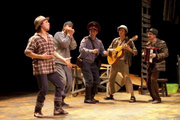 Lavalla esiintyy viisi miestä; yksi laulaa, yksi viheltää, yksi poliisiksi pukeutunut taputtaa, yksi soittaa kitaraa ja yksi harmonikkaa. Heillä on rennot ja epäsopivat puvut, jotka luovat eloisan ja teatraalisen kohtauksen.