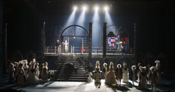 Ryhmä ihmisiä lavalla.