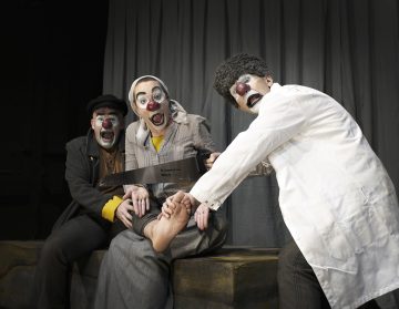 Kolme pukuista klovnia esittää koomisen kohtauksen; yksi lääkäriksi pukeutunut klovni teeskentelee sahaavansa toisen klovnin jalkaa kolmannen klovnin pitäessä sitä kädessään, kaikki liioitelluin yllättynein ilmein.