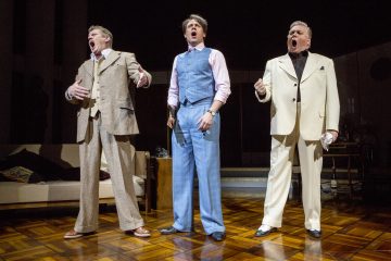 Lavalla seisoo kolme miestä, jotka laulavat intohimoisesti. Kullakin on puku: yhdellä ruskea tweed, toisella sininen liivi ja toisella kermanvärinen. Lavasteena on lämpimästi valaistu huone, jossa on puulattia ja taustalla sohva.