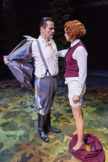 Mies, jolla on sukkanauhat ja pukuhousut, riisuu dramaattisesti takkinsa, kun hän kohtaa kiharatukkaisen naisen, jolla on liivi, valkoinen paita ja alushame. He seisovat kuviollisella lavalla, jonka jalkojen juurelle on pudotettu vaatteita.