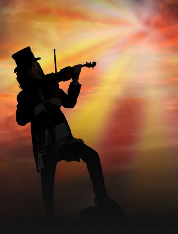 Korkeaan hattuun pukeutunut siluettihahmo soittaa viulua dramaattisella auringonlaskun taivaalla, jonka taustalla on elinvoimaisia oransseja, keltaisia ja punaisia pilviä ja valonsäde.