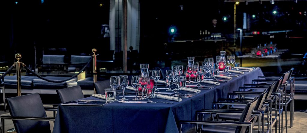 Show&Dinner-pöytäkattaus parvekelämpiössä