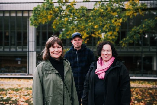 Helsingin Kaupunginteatterin dramaturgit Sanna Niemeläinen, Ari-Pekka Lahti ja Henna Piirto