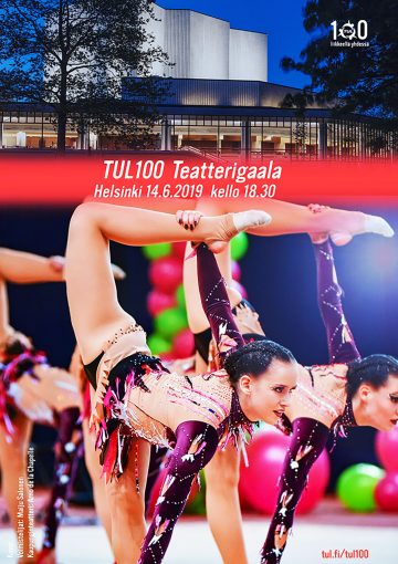 Kolme voimistelijaa koordinoiduissa, kimaltelevissa puvuissa esittävät akrobaattisen rutiinin, jossa he kaartuvat taaksepäin jalkojaan kohottaen. Taustalla on moderni rakennus hämärässä. Teksti kuuluttaa TUL100 Teatterigaalassa Helsingissä 14.6.2019 klo 18:30.
