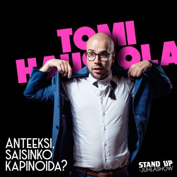 Silmälasipäinen kalju mies sinisessä puvussa avaa takkinsa itsevarmasti. Hänen takanaan lukee isolla vaaleanpunaisella tekstillä Tomi Haustola. Teksti alla lukee: Anteeksi, saisinko kapinoida? Stand Up - Juhlashow. Tausta on musta.
