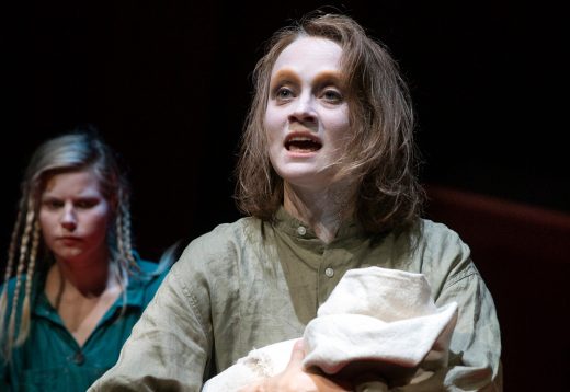 Ella Mettänen punalesken roolistaan: ”Äidin tarina on riipaiseva kokemus.”