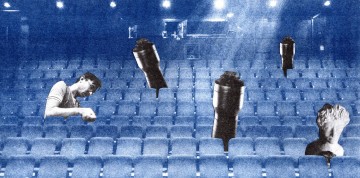 Sinisävyinen, surrealistinen kuva teatterista, jossa on tyhjiä istuimia, lukuun ottamatta hajallaan olevia kameran linssejä ja kahta ihmistä, joista toinen tutkii jotain ja toinen kääntää päänsä poispäin. Lavalta paistaa valo istuimille.