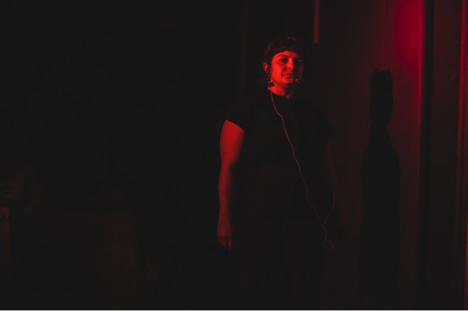 Fjolla Hoxha lavalla punaisessa valaistuksessa