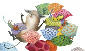 Iloinen, pörröinen eläin makaa selällään värikkäiden, kuviollisten tyynyjen välissä hymyillen silmät kiinni. Raidallinen kissa ja vihreä lintu lepäävät vieressä ja luovat leikkisän ja iloisen kohtauksen.