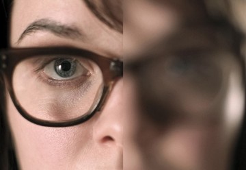 Jaettu kuva, jossa on lähikuva silmälasipäisen henkilön kasvoista; vasen puoli on terävä ja selkeä, kun taas oikea puoli on epätarkka ja epätarkka, mikä kuvaa näköeroa.