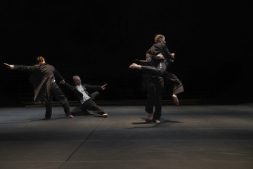 Neljä tummiin pukuihin pukeutunutta tanssijaa esiintyy hämärästi valaistulla näyttämöllä; yksi tanssija nostaa toista, kun taas kaksi muuta tanssijaa ottavat ilmeikkäitä asentoja luoden dramaattisen ja dynaamisen kohtauksen.