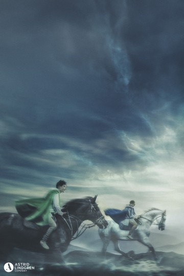 Kaksi viittoihin pukeutunutta ihmistä ratsastaa hevosilla sumuisessa, kuutamoisen maiseman halki dramaattisen, pilvisen yötaivaan alla. Kohtaus on tunnelmallinen ja mystinen, ja siinä on liikkeen ja seikkailun tuntua.