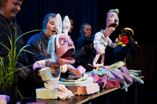 Mitä rakkaus tarkoittaa? Nykynukketeatteriesitys uppoutuu romantiikan sosiologiaan