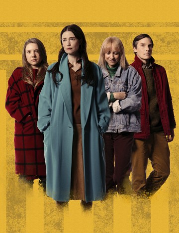 Neljä ihmistä seisoo vierekkäin keltaista taustaa vasten. Vasemmalta oikealle: nuori nainen punaisessa ruututakissa, nainen sinisessä takissa, nainen farkkutakissa ja mies punaisessa takissa.