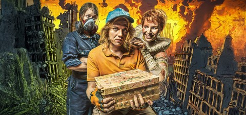 Kolme ihmistä seisoo palavan, raunioituneen kaupungin edessä. Yhdellä on naamari ja haalarit, toinen oranssipaitainen ja siniseen lippikseen pukeutunut henkilö pitelee pizzalaatikoita, ja kolmas röyhelöissä vaatteissa hymyilee käsi lippiksen kantajan olkapäällä.