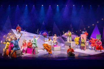 Ryhmä ihmisiä lavalla.