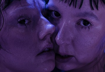 Agora – kaksi merenneitoa tyhjässä altaassa