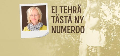 Hymyilevä vaalea nainen huivissa on polaroidikuvassa suomenkielisen tekstin EI TEHRÄ TÄSTÄ NY NUMEROO vieressä beigellä taustalla, jossa on haalistunut kuva nuoresta tytöstä keinussa.