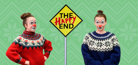 Kahdella pellemeikillä ja punaisilla nenillä varustetulla henkilöllä on pohjoismaiset villapaidat, ja he seisovat keltaisen kyltin vieressä, jossa lukee "The Happy End" vihreällä kuviotaustalla. Toinen henkilö hymyilee luottavaisesti, toinen näyttää vakavalta.