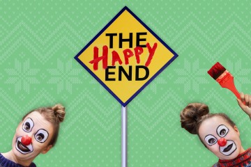 Alakulmista kurkistaa kaksi pellemeikattua ja punaiset nenät omaavaa ihmistä. Oikealla olevalla henkilöllä on kädessään punainen pensseli. Heidän välissään on keltainen kyltti, jossa lukee THE HAPPY END, ja HAPPY on maalattu punaisella. Taustalla on vihreä lumihiutalekuvio.