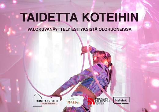 Koripyörää pitelevä esiintyjä poseeraa vaaleanpunaisten ja violettien valojen keskellä. Suomenkielisessä tekstissä lukee Taidetta koteihin, ja siinä on näyttelyn yksityiskohtia ja logoja unenomaista, valaistua taustaa vasten.