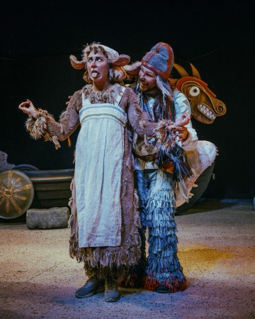 Lavalla esiintyy kaksi näyttelijää värikkäissä, eläimiä muistuttavissa, hapsuisissa puvuissa; toinen vetää hassun naaman kieli ulkona, kun toinen seisoo heidän takanaan hymyillen, ja taustalla on puinen hevosrekvisiitta.