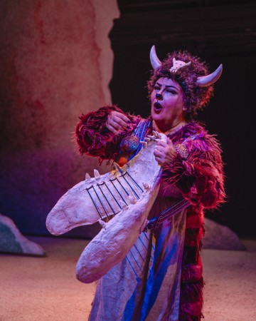 Dramaattisella, värikkäällä näyttämöllä turkikseen sarvipäiseen asuun pukeutunut esiintyjä laulaa intohimoisesti ja soittaa samalla suurta leukaluuta muistuttavaa, ainutlaatuista lyyraa muistuttavaa soitinta.