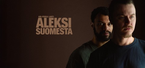 Kaksi miestä seisoo ruskean taustan edessä, toisella on keskiruskea iho ja kiharat hiukset, toisella vaaleampi iho ja taakse sidotut hiukset. Isossa tekstissä lukee Aleksi Suomesta ja sen yläpuolella on pienempi teksti: Ari-Pekka Lahti.