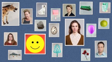 Kollaasi valokuvista ja kuvituksista sinisellä pohjalla, mukaan lukien miesten ja naisten pääkuvat, hyeena, koira, juna, kiviä, muna, ilmapallo, vihreä omena, hymyilevät keltaiset kasvot ja muita pieniä esineitä.