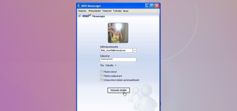 Kuvakaappaus MSN Messengerin suomenkielisestä kirjautumisikkunasta, jossa näkyvät sähköpostiosoite- ja salasanakentät, kirjautumisen muistamisen vaihtoehdot ja hiiren kursori Kirjaudu sisään -painikkeen päällä.