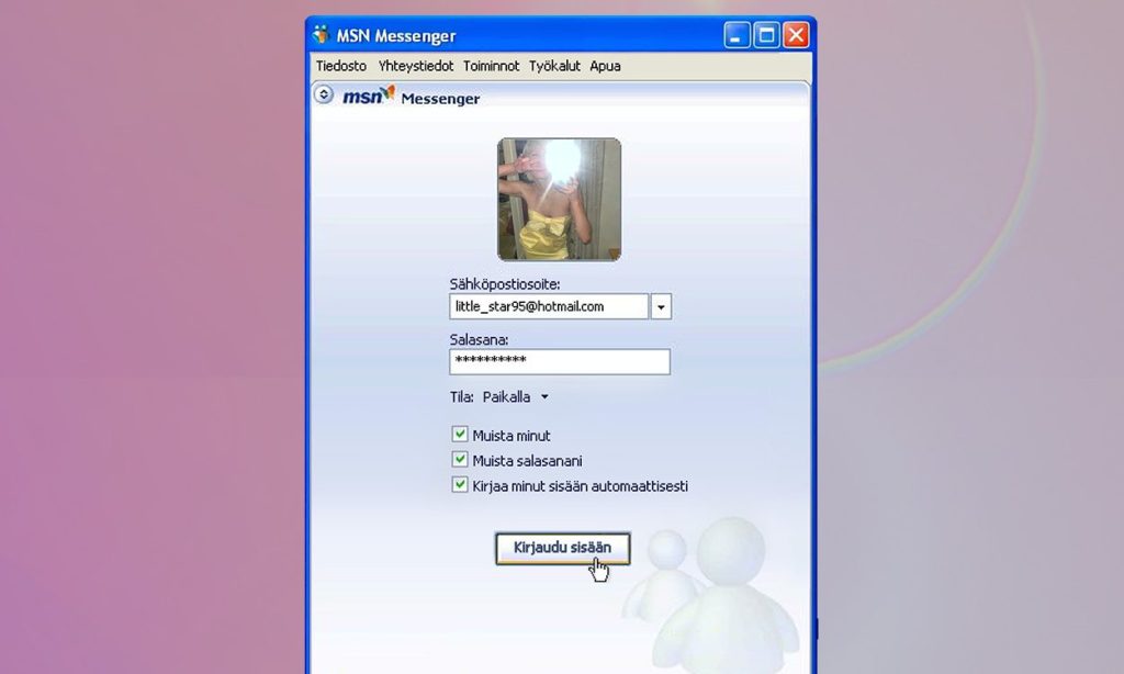 Tietokoneen näytöllä näkyy MSN Messengerin suomenkielinen kirjautumisikkuna, johon on syötetty sähköpostiosoite ja salasana, kolme valintaruutua on rastitettu ja kursori leijuu Kirjaudu sisään -painikkeen päällä.