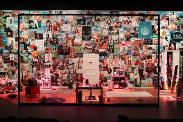 Lavasteet on suunniteltu teini-ikäisten makuuhuoneeksi, jonka seinä on täynnä valokuvia, julisteita ja lehtileikkeitä. Huoneessa on hajallaan vaatteita, huonekaluja, leluja ja kaksi ovea molemmin puolin.