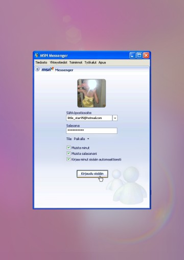 Tietokoneen näytöllä näkyy MSN Messengerin kirjautumisikkuna suomenkielisellä tekstillä, jossa on kentät sähköpostia ja salasanaa varten ja profiilikuvana sumea selfie. Taustalla on vaaleanpunainen kaltevuus.