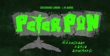 Tummanvihreä kuvioitu juliste, jossa on rohkea, kirkkaanvihreä graffitityylinen teksti Peter Pan. Yläpuolella pienemmällä keltaisella tekstillä CHICKENSHED LONDON - J. M. BARRIE. Alla suomenkielinen teksti Älä koskaan kasva aikuiseksi.